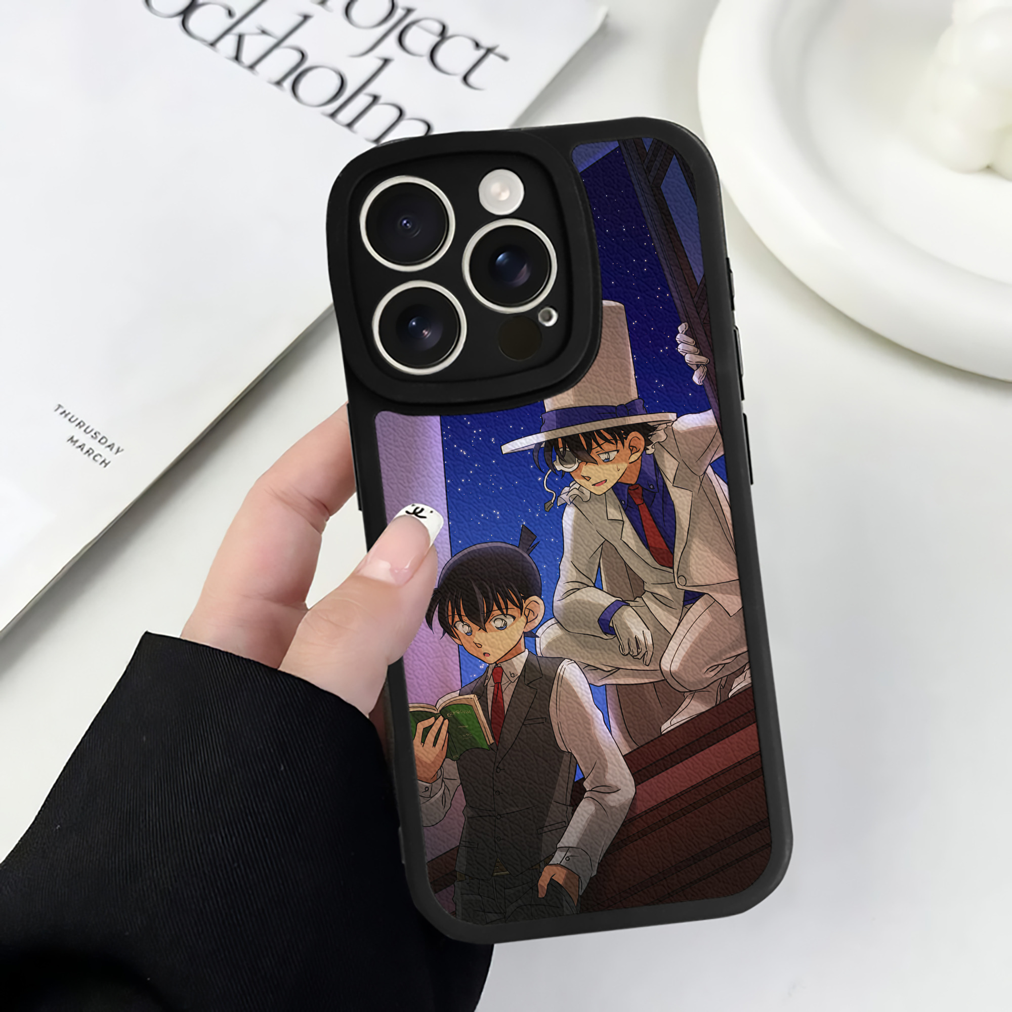 （画像用） 名探偵コナン Detective Conan 【iPhone 16シリーズ対応】シリコンスマホケース（レザー調） 材質：シリコン